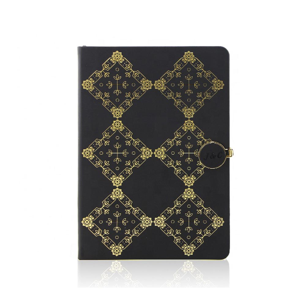 筆記本帶有金屬徽章